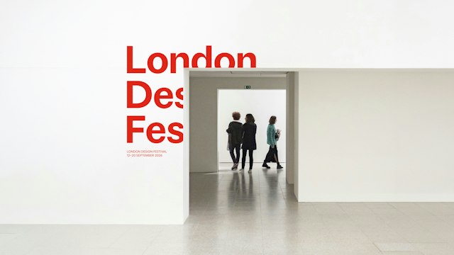 展览场景中的字样围绕入口展开，让“框”成为空间关系。图片：Pentagram／London Design Festival。